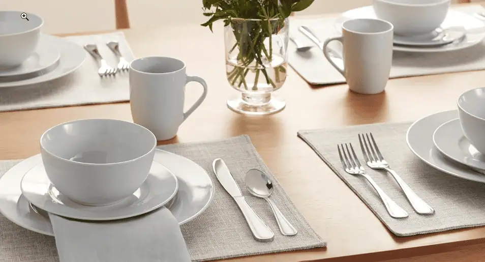 Amazon Basics 16 Piece Dinnerware Set in Use